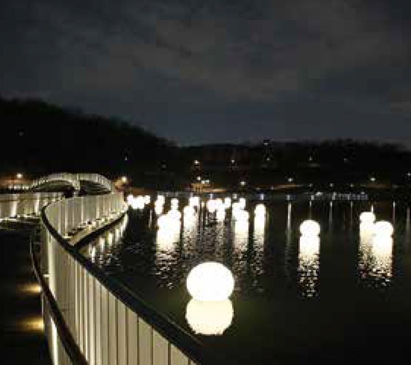 Las llamativas lámparas lunares que flotan en el agua siguen brillando gracias a GORE® Protective Vents