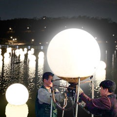Las llamativas lámparas lunares que flotan en el agua siguen brillando gracias a GORE<sup>®</sup> Protective Vents