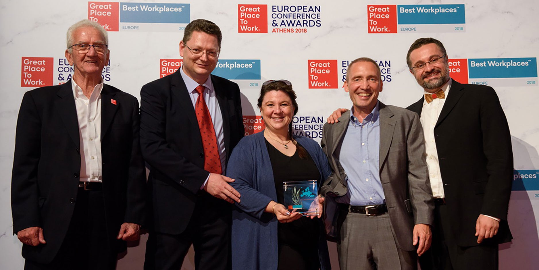 Maurício Korbivcher (GPTW), John Bloem (miembro del equipo directivo de W. L. Gore y Asociados, S.L. en España), Geraldine Mondou (responsable de personal de W. L. Gore & Associés S.A.R.L., Francia), Michael Haag (External Affairs W. L. Gore & Associates GmbH, Putzbrunn) y Andrea Montuschi (GPTW) en la entrega de premios de Atenas.