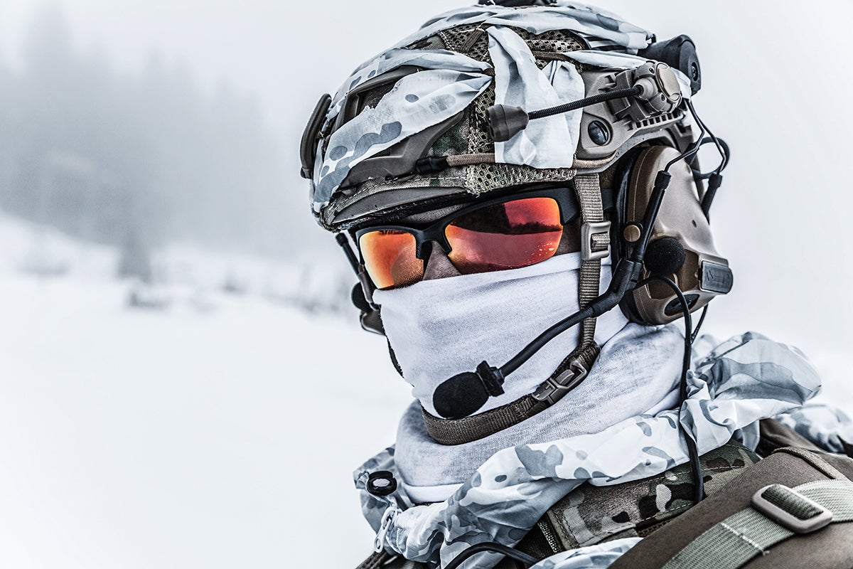 Soldado con auriculares cerca de la Cordillera Ártica
