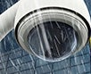 Imagen de una calle que muestra los elementos de ventilación GORE® Protective Vents para dispositivos electrónicos de exterior.