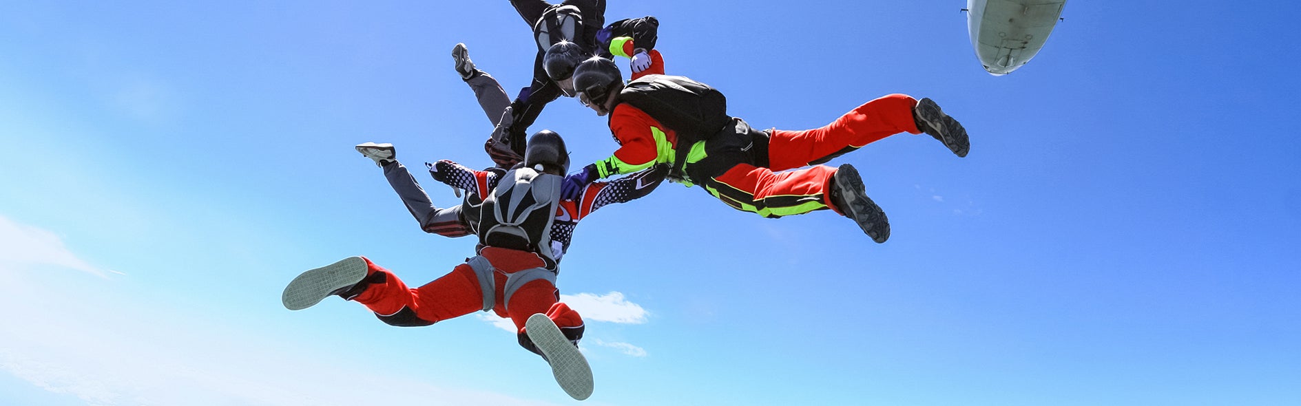 Imagen de paracaidistas disfrutando de una actividad de riesgo. Sin embargo, cumplir la reglamentación de productos químicos no debería serlo.
