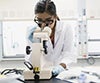Investigador trabajando con un microscopio