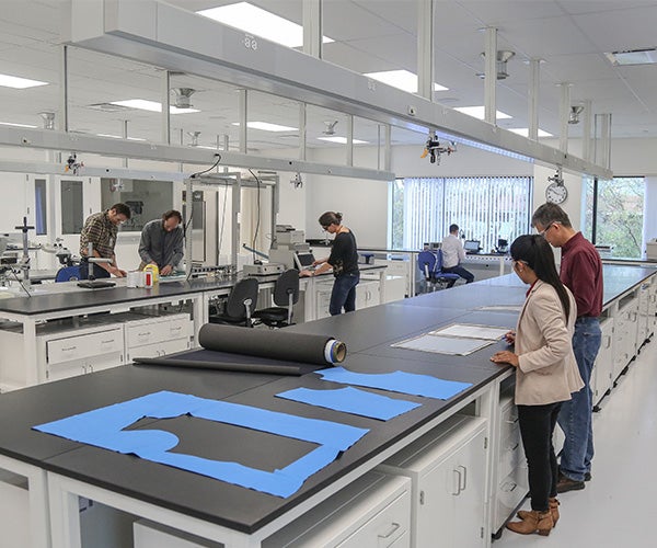 Asociados trabajando en el laboratorio situado en el Centro de Innovación de Gore en Silicon Valley.
