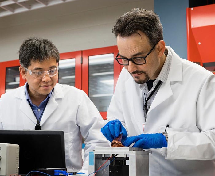 Dos Asociados trabajando en un laboratorio.