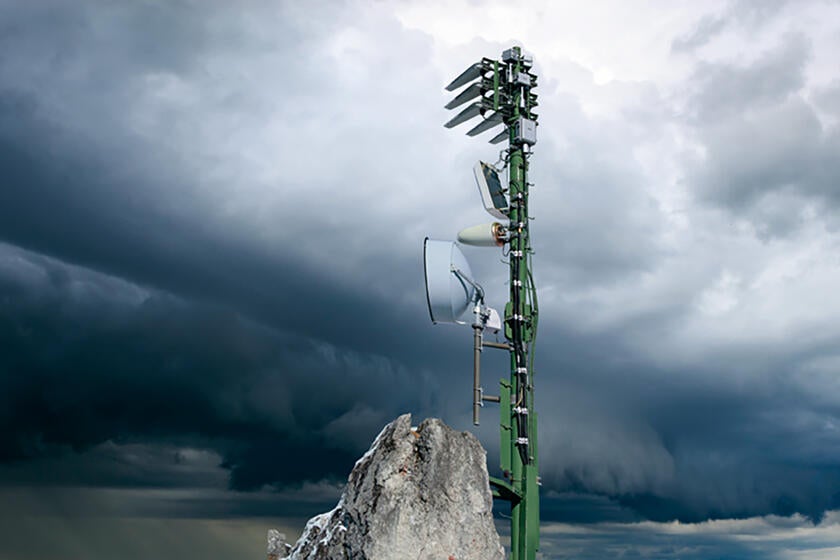 Una gran variedad de carcasas de sistemas electrónicos, desde antenas parabólicas hasta antenas 5G, se montan en lo alto de torres.